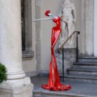 Mercedes und Franziska Welte_rote, weibliche Skulptur für den öffentlichen Raum_Marlen_Outdoor | Nonos