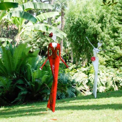 rote und weiße, weibliche Skulptur aus Karbon_Kunst im Garten_Outdoor | Nonos