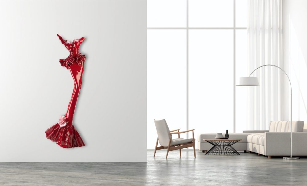 Weibliche Wandskulptur aus Carbon in Rot von Mercedes und Franziska Welte_NONOS