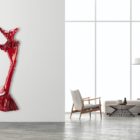Weibliche Wandskulptur aus Carbon in Rot von Mercedes und Franziska Welte_NONOS