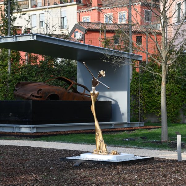 Moderne Skulptur Frau in Gold in Garten I Franziska und Mercedes Welte_NONOS_Venedig_Giardini Marinaressa_Biennale