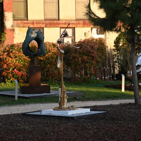 Moderne Frauen-Skulptur aus Bronze Park oder Garten I Franziska und Mercedes Welte_NONOS_Venedig_Giardini Marinaressa_Biennale