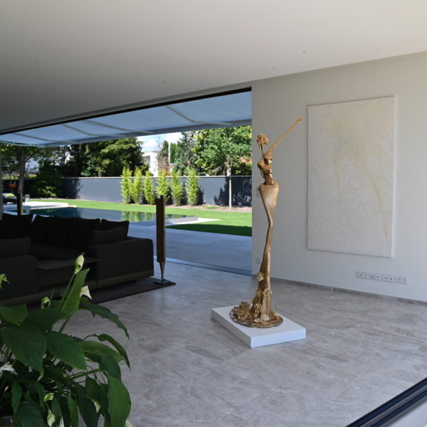 Bronze Skulptur von NONOS_Linda_2 Meter Höhe_Vollguss_Ambiente_Home_Interieur_schöner Wohnen_Welte Mercedes und Franziska