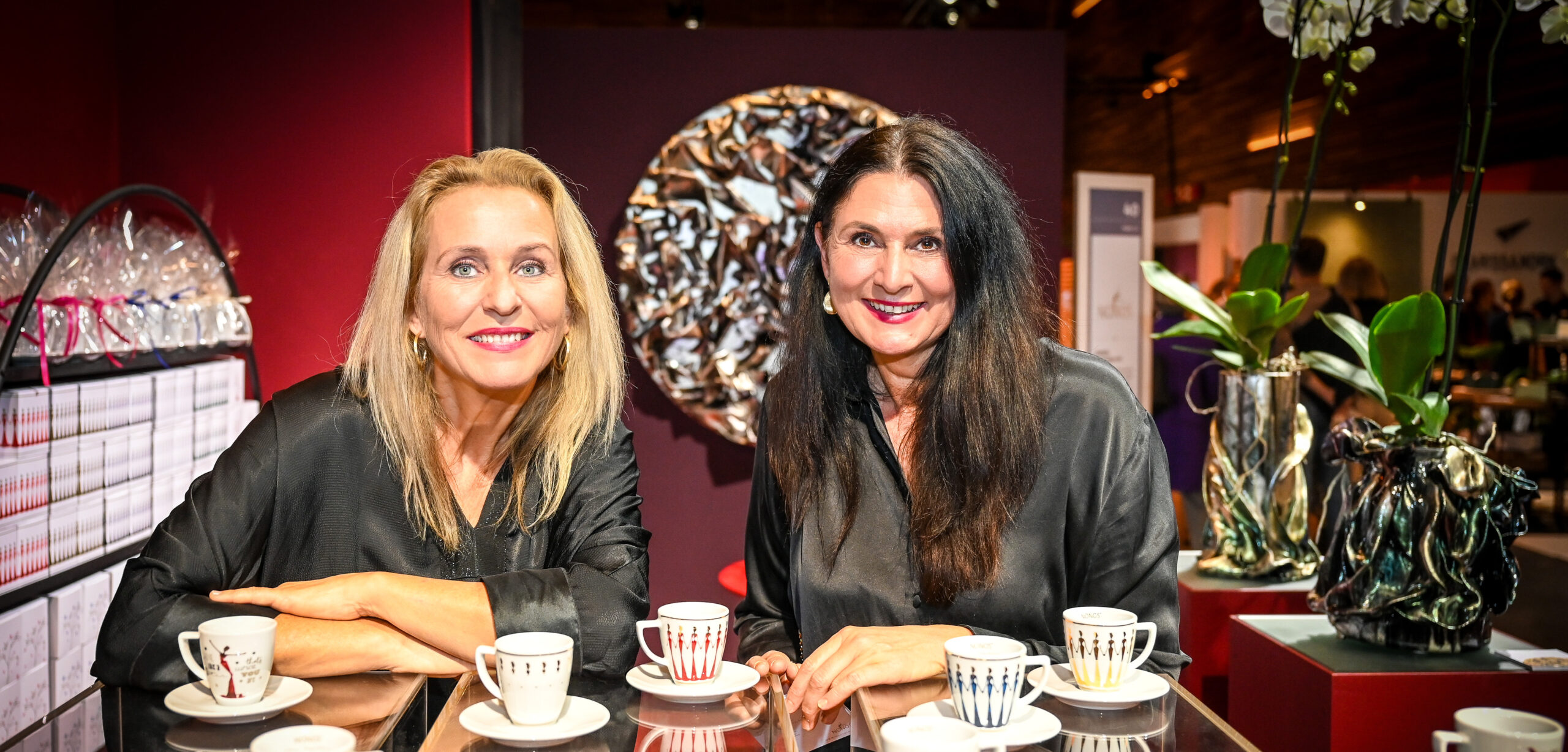 Mercedes und Franziska Welte mit den NONOS Espresso Tassen Designs