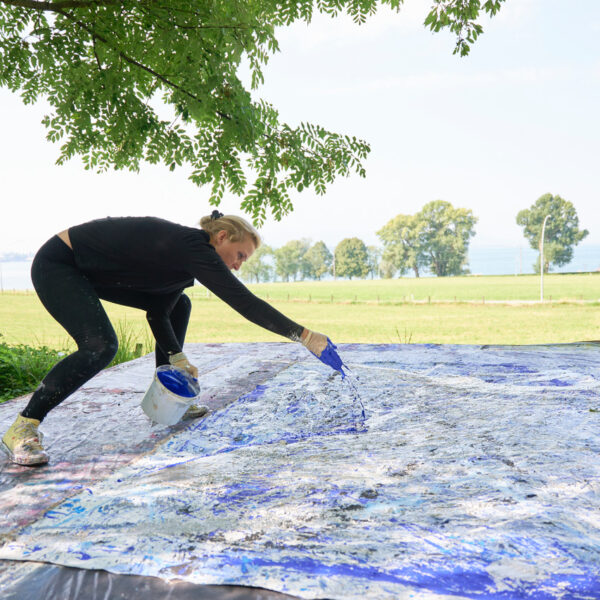 Mercedes Welte bei der Arbeit mit Farben