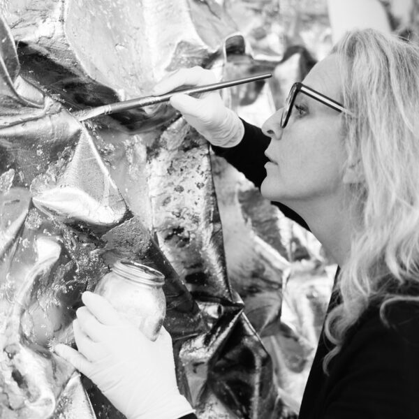 Künstlerinnen Mercedes und Franziska Welte NONOS NONOS Künstlerinnen zeitgenössische Skulptur Atelier Künstlerinnen NONOS bei der Arbeit im Atelier